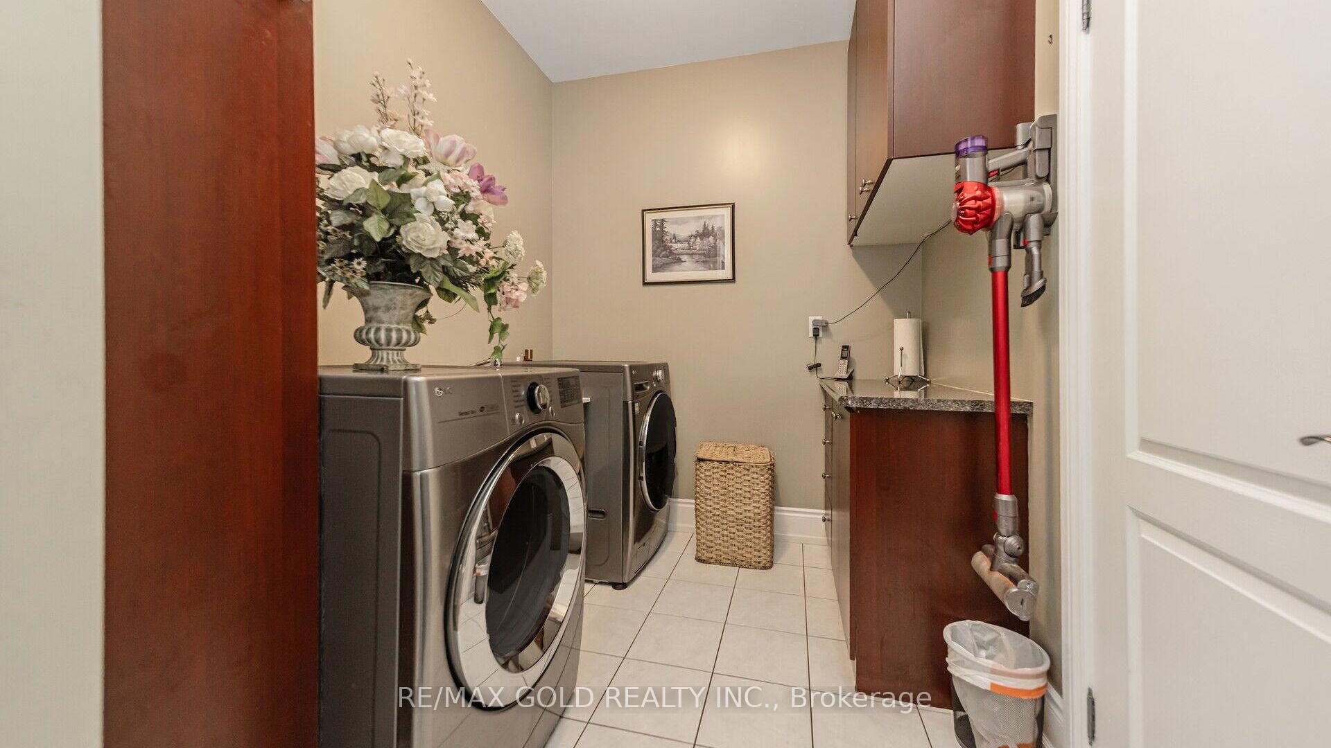 Photo 13 of 57 Crystal Glen Crescent, Brampton, Credit Valley — HOMEH