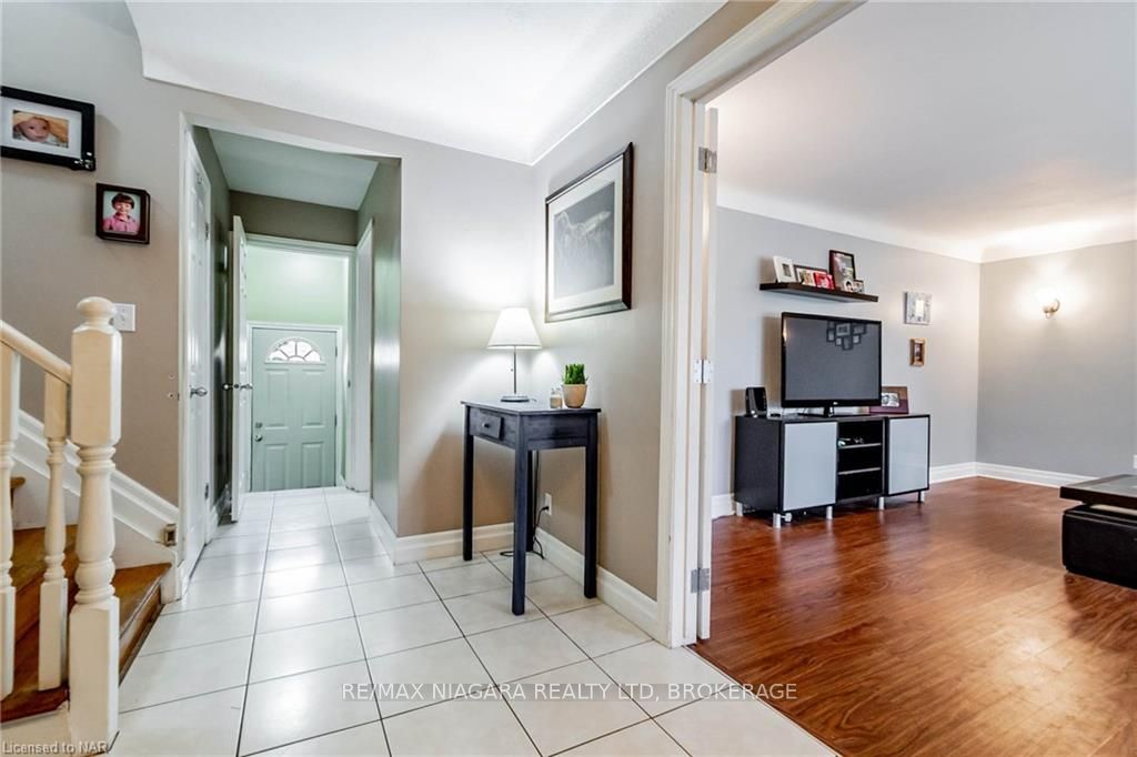 Photo 4 of 16 Royal Manor Drive, St. Catharines, Carlton/Bunting — HOMEH