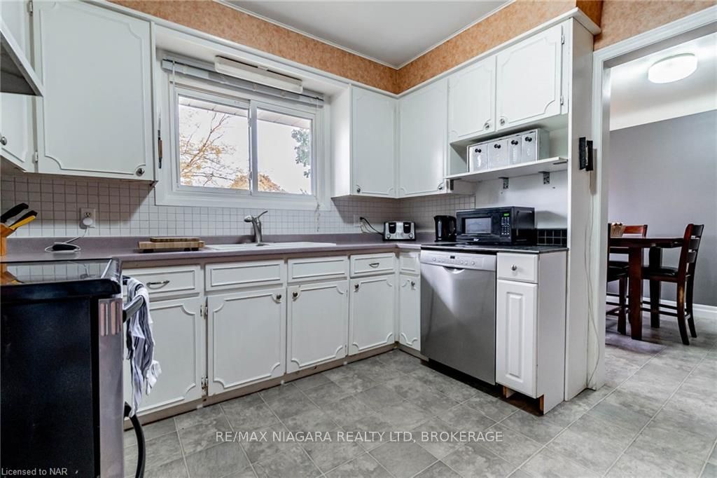 Photo 8 of 16 Royal Manor Drive, St. Catharines, Carlton/Bunting — HOMEH