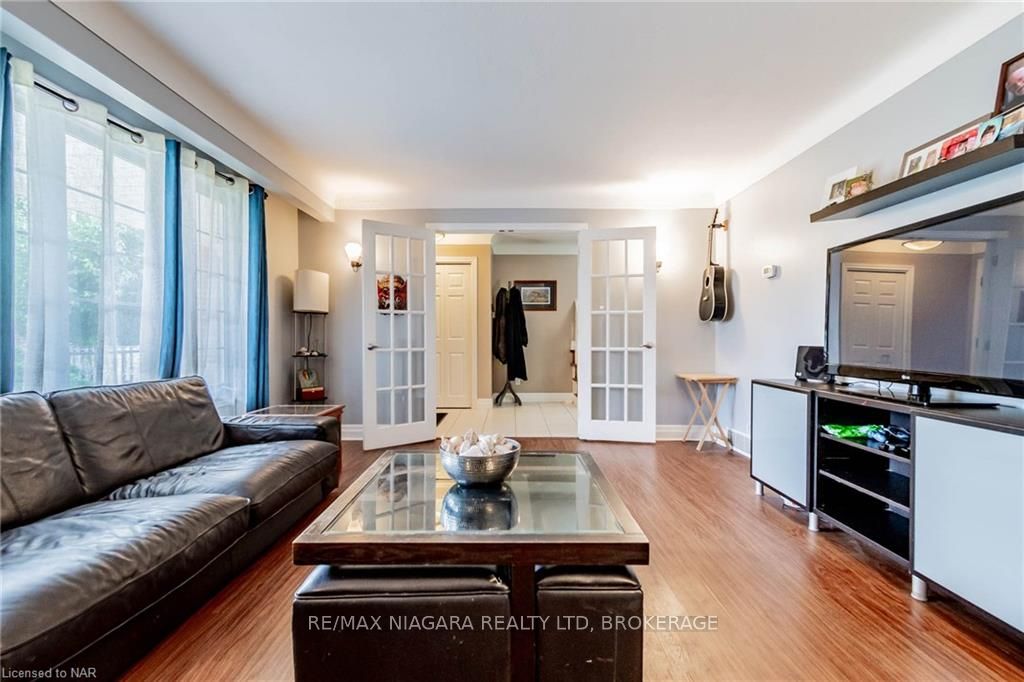 Photo 6 of 16 Royal Manor Drive, St. Catharines, Carlton/Bunting — HOMEH