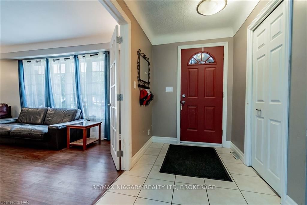 Photo 3 of 16 Royal Manor Drive, St. Catharines, Carlton/Bunting — HOMEH