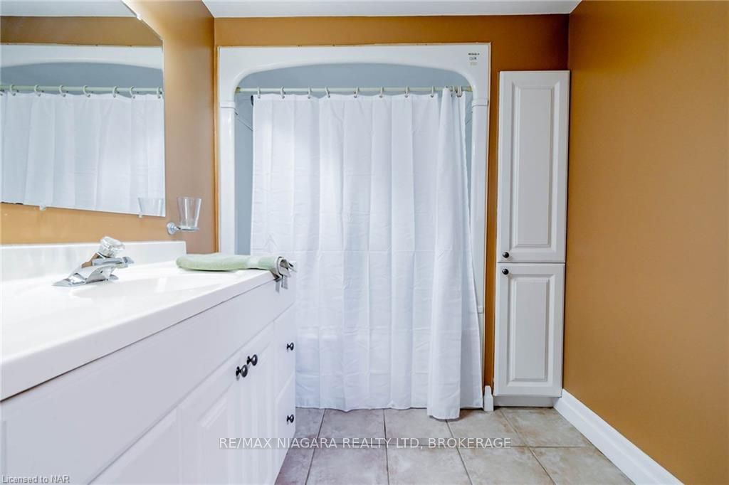 Photo 16 of 16 Royal Manor Drive, St. Catharines, Carlton/Bunting — HOMEH