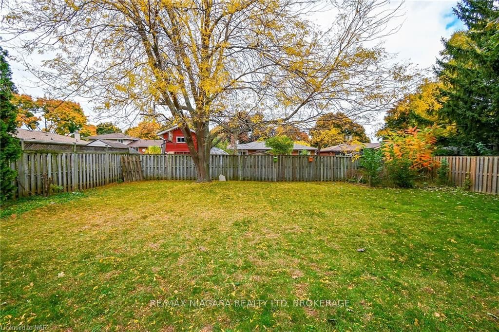 Photo 24 of 16 Royal Manor Drive, St. Catharines, Carlton/Bunting — HOMEH