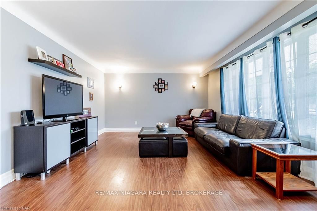Photo 5 of 16 Royal Manor Drive, St. Catharines, Carlton/Bunting — HOMEH