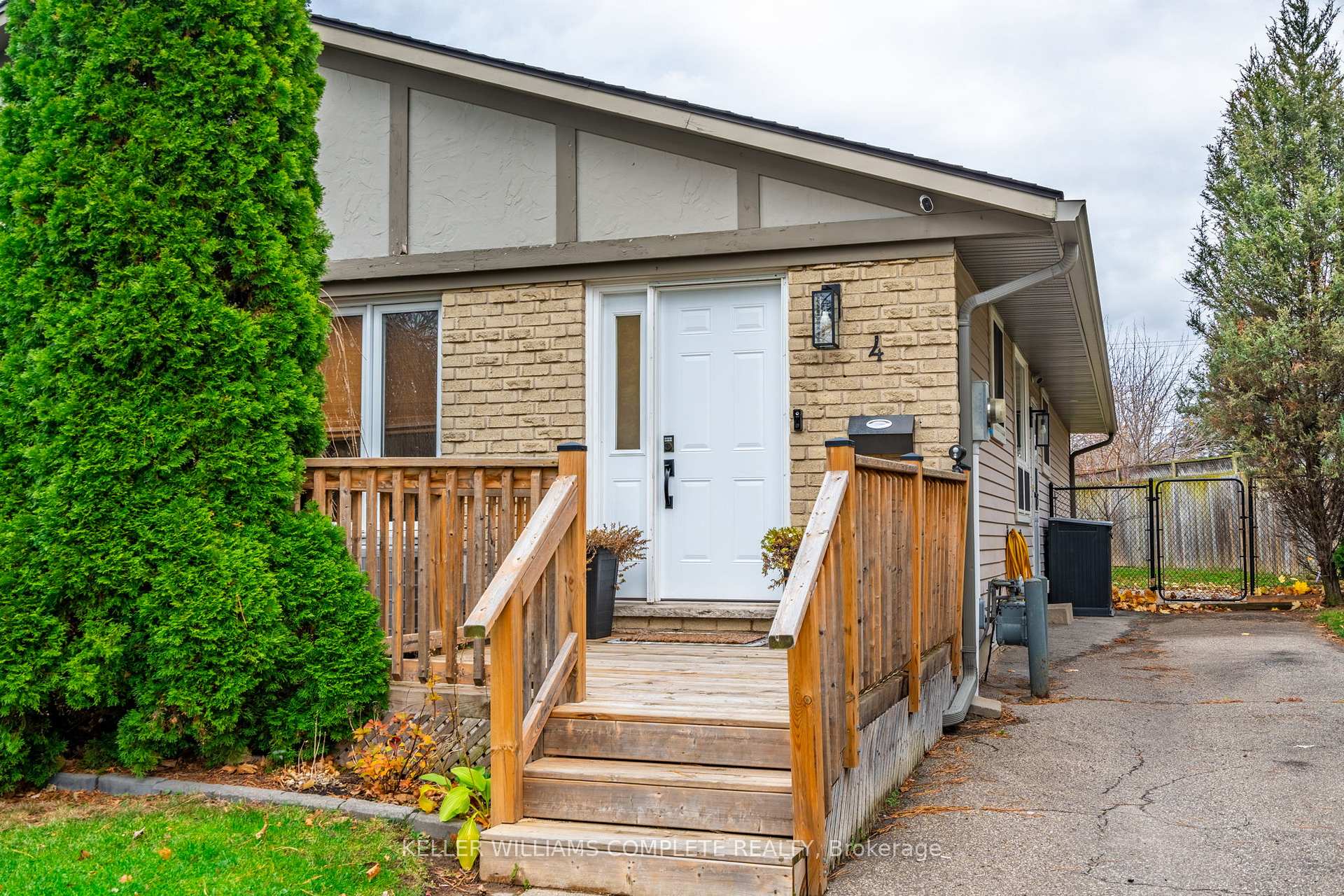 Photo 2 of 4 Mcnicholl Circle, St. Catharines, Fairview — HOMEH