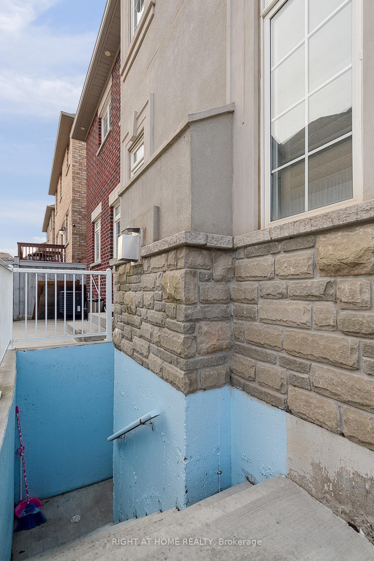 Photo 35 of 1 Sage Meadow Crescent, Brampton, Credit Valley — HOMEH