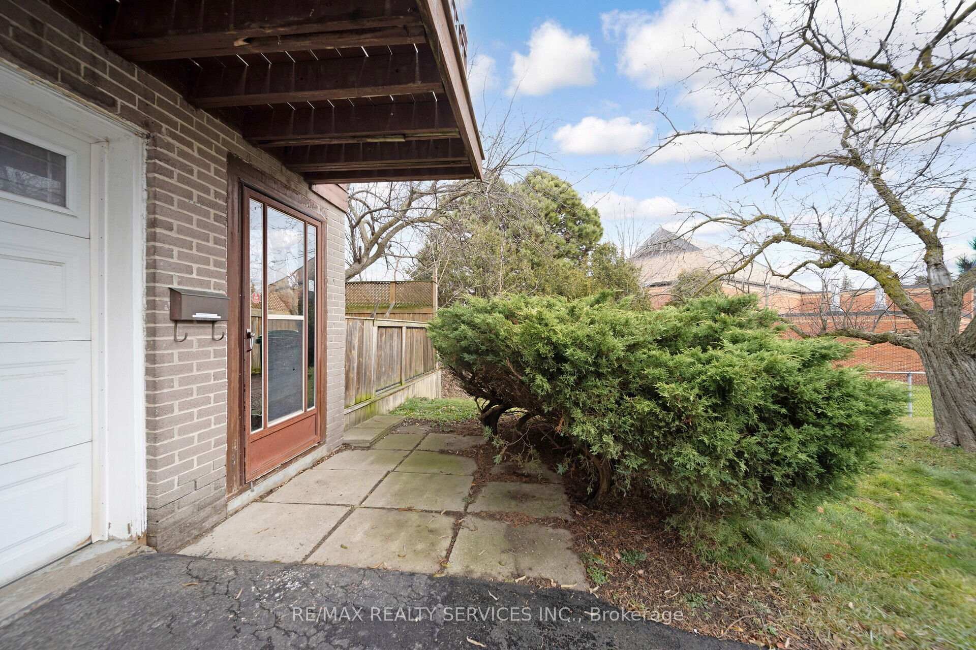Photo 3 of 45 Griselda Crescent N, Brampton, Northgate — HOMEH