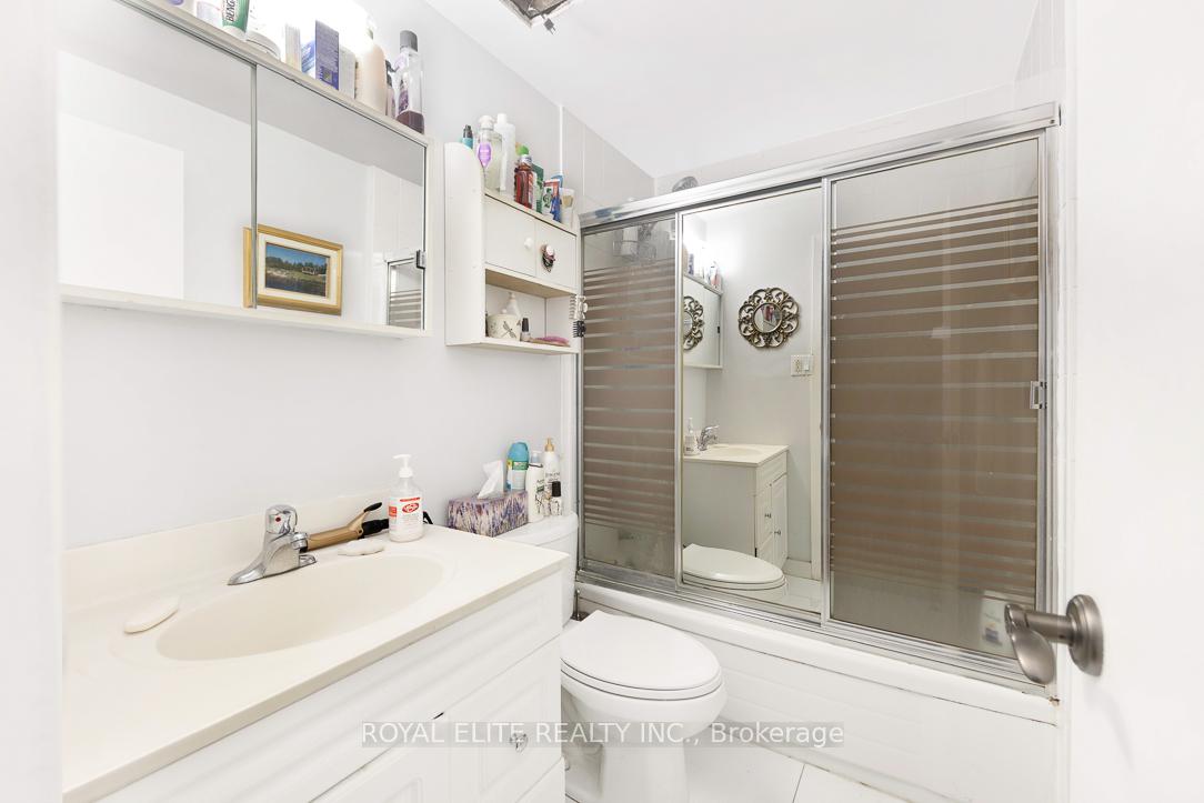 Photo 7 of 25 Haggert Avenue S, Brampton, Downtown Brampton — HOMEH