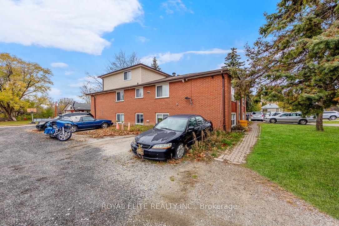 Photo 8 of 25 Haggert Avenue S, Brampton, Downtown Brampton — HOMEH