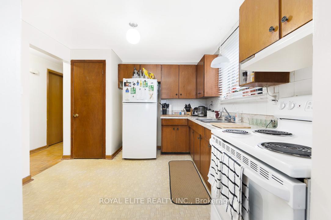 Photo 9 of 25 Haggert Avenue S, Brampton, Downtown Brampton — HOMEH