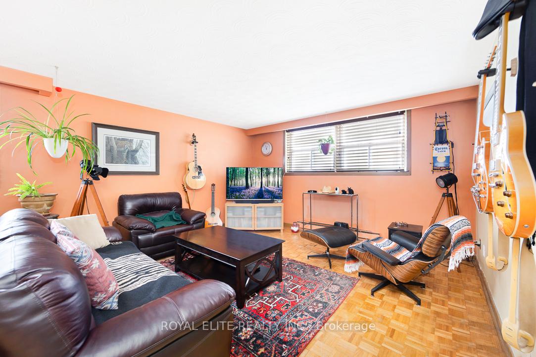Photo 11 of 25 Haggert Avenue S, Brampton, Downtown Brampton — HOMEH