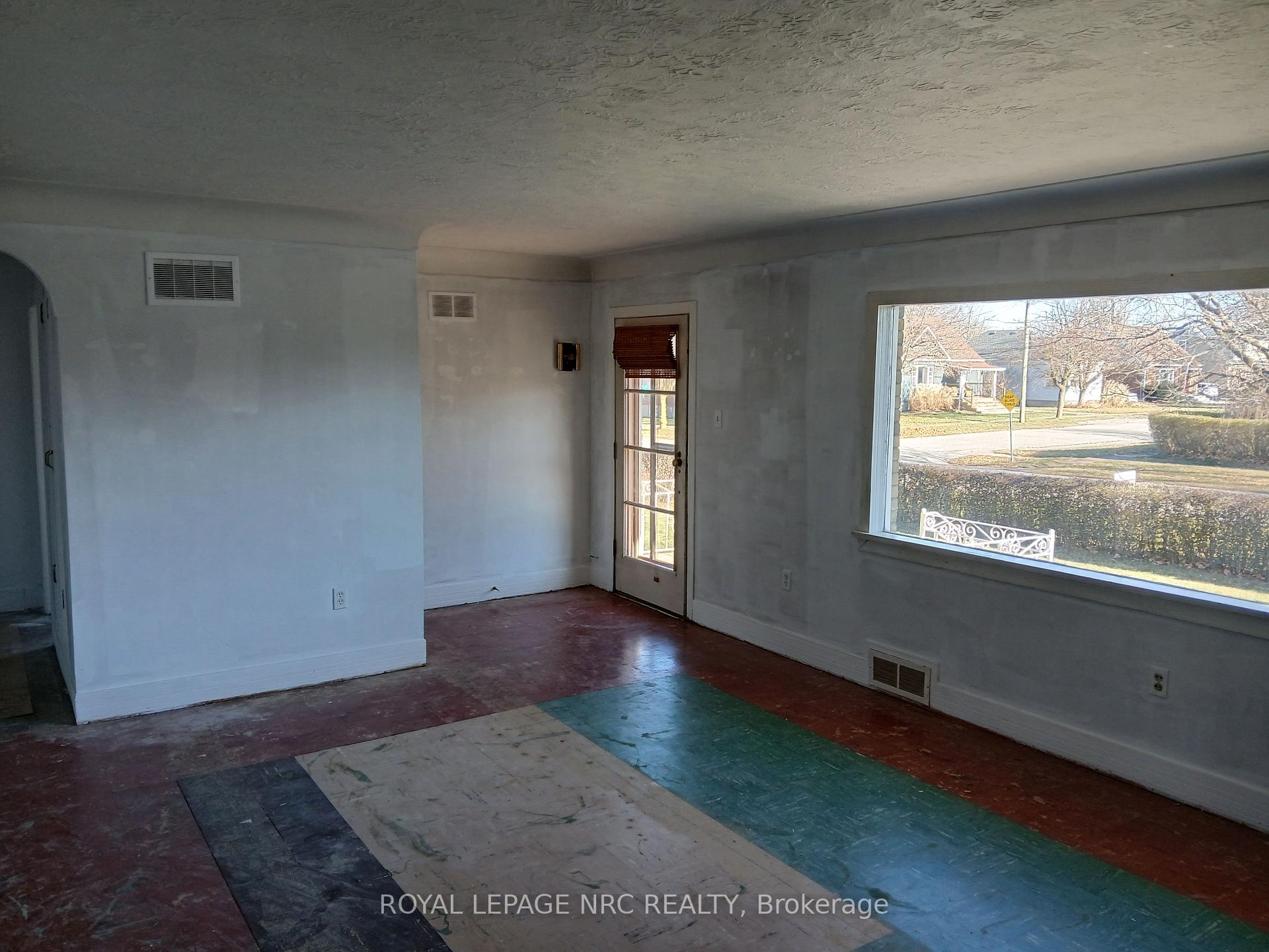 Photo 3 of 7 Orchard Avenue, St. Catharines, Secord Woods — HOMEH