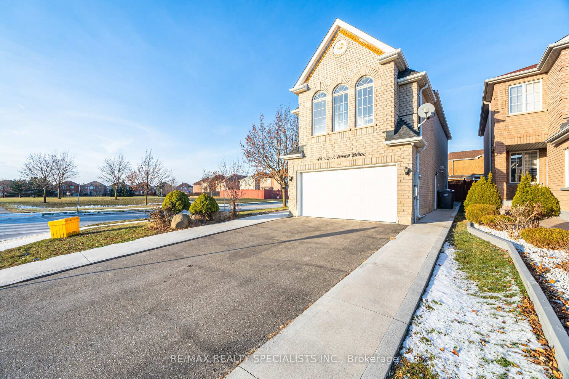 Photo 3 of 44 Black Forest Drive, Brampton, Sandringham-Wellington — HOMEH