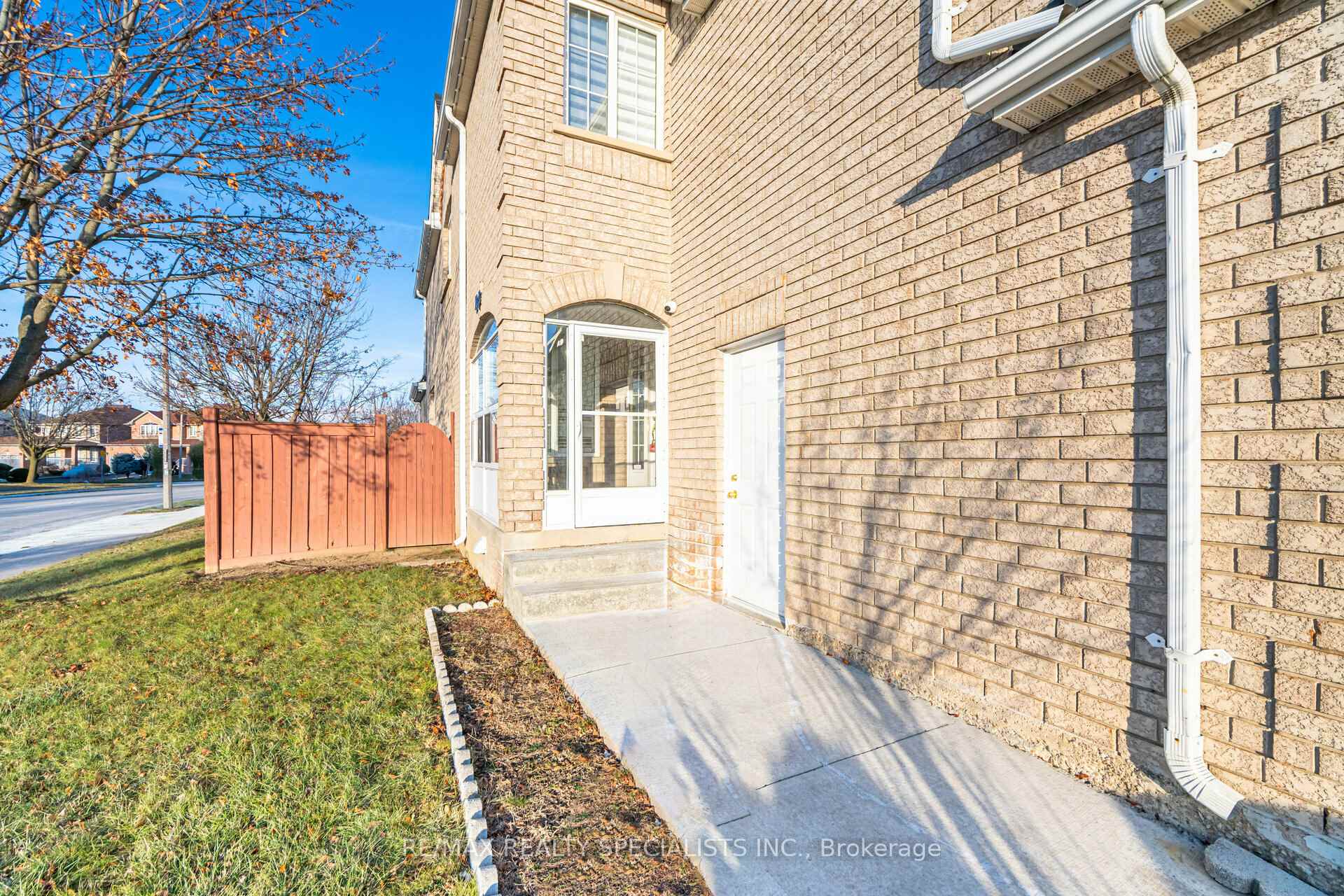Photo 4 of 44 Black Forest Drive, Brampton, Sandringham-Wellington — HOMEH