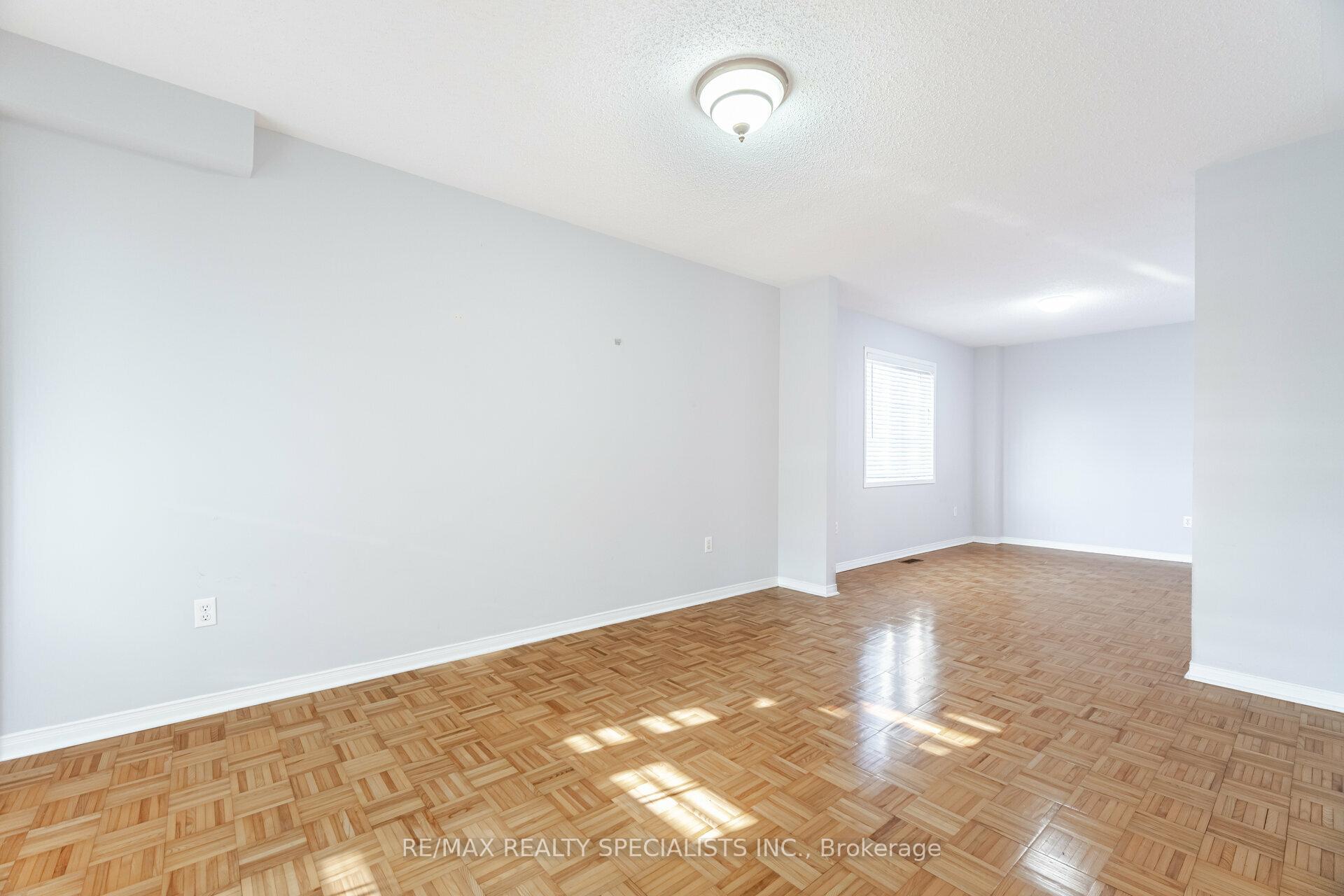 Photo 5 of 44 Black Forest Drive, Brampton, Sandringham-Wellington — HOMEH