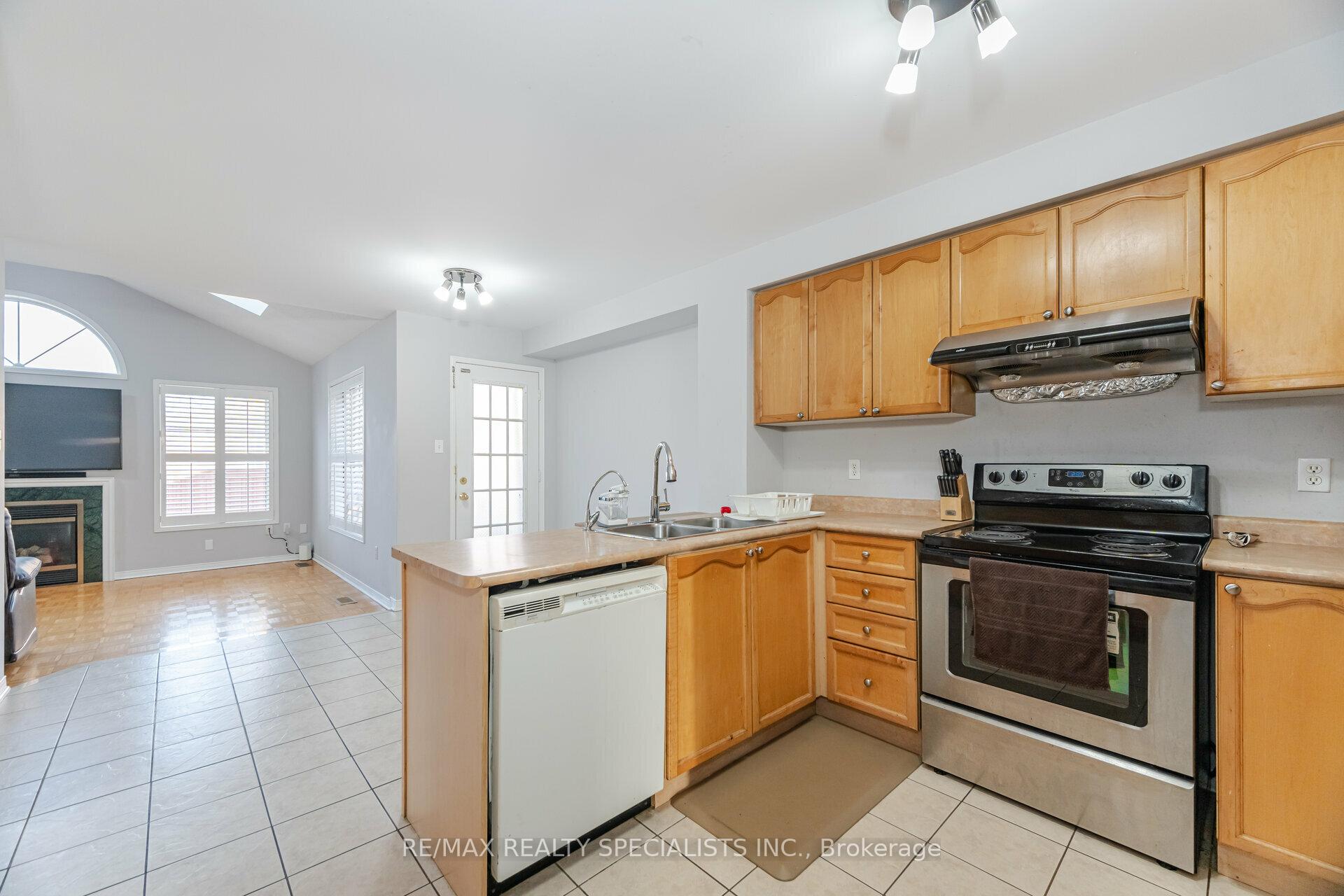 Photo 7 of 44 Black Forest Drive, Brampton, Sandringham-Wellington — HOMEH