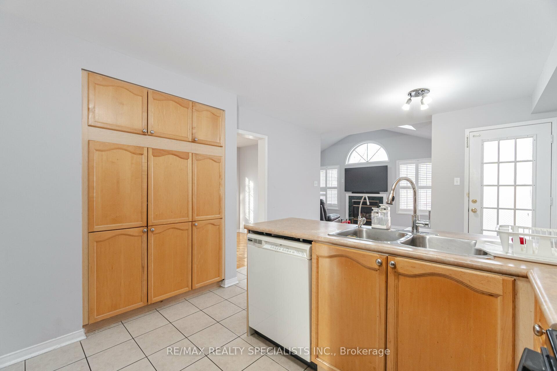 Photo 8 of 44 Black Forest Drive, Brampton, Sandringham-Wellington — HOMEH