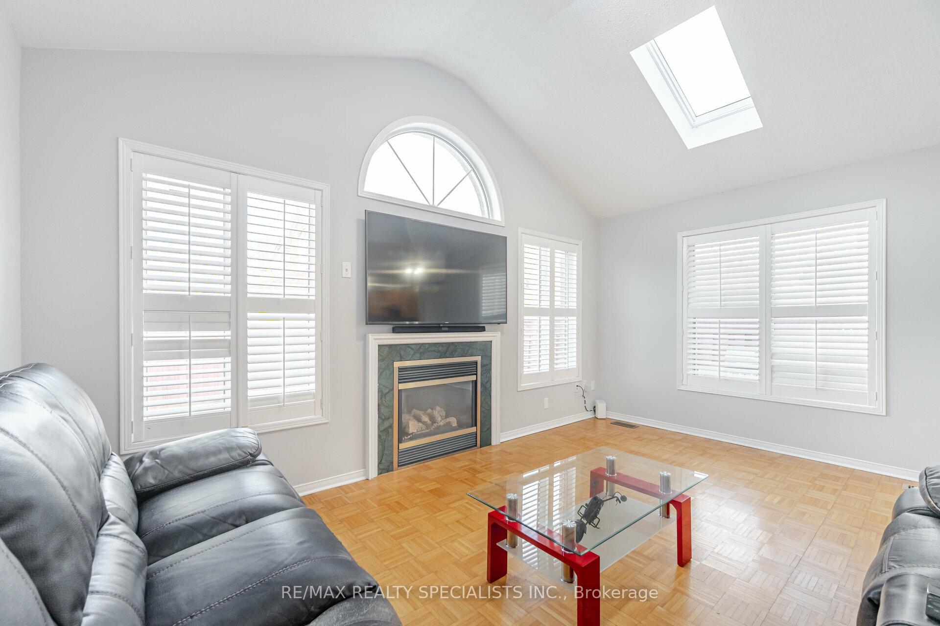 Photo 9 of 44 Black Forest Drive, Brampton, Sandringham-Wellington — HOMEH