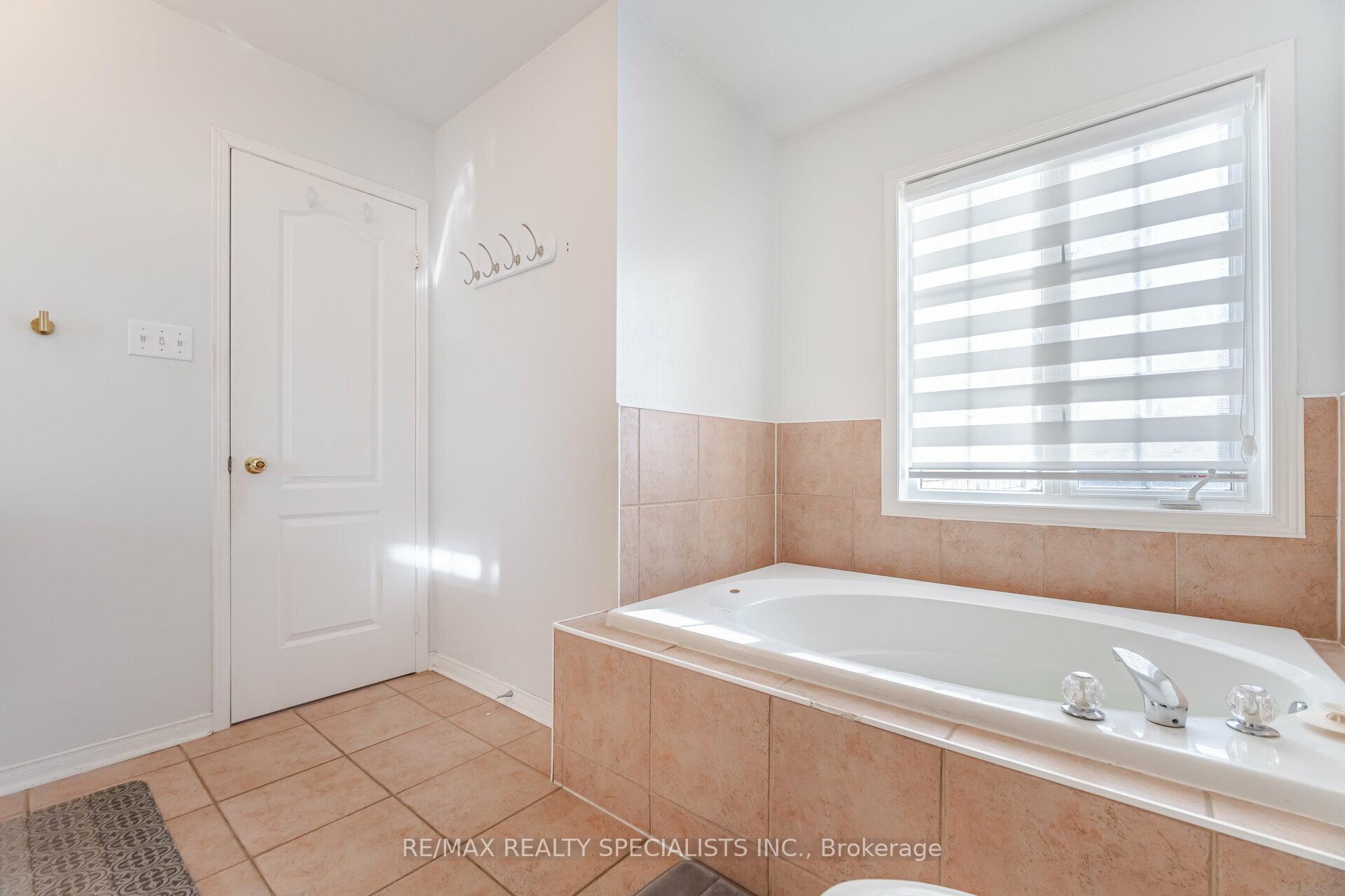 Photo 14 of 44 Black Forest Drive, Brampton, Sandringham-Wellington — HOMEH