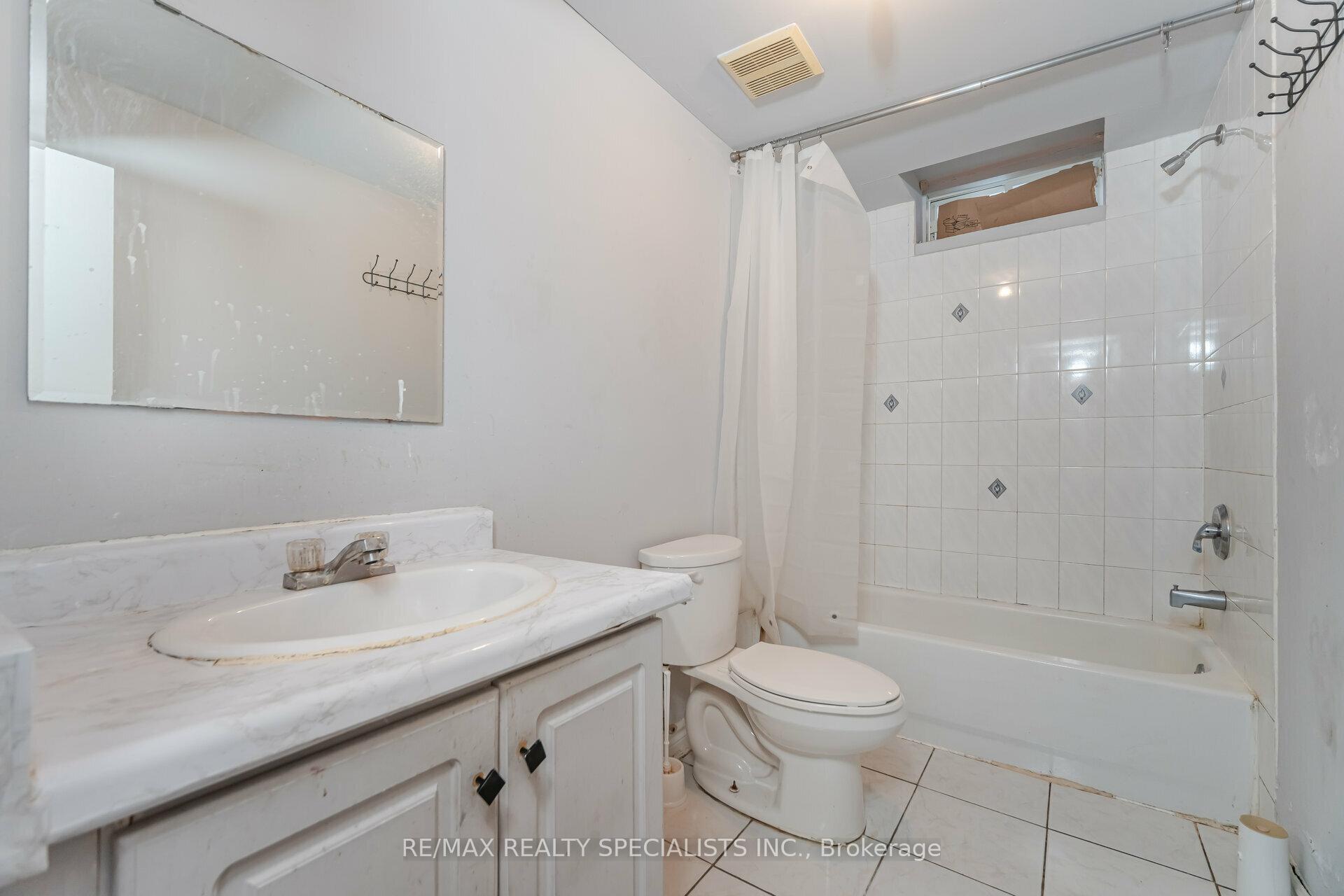 Photo 24 of 44 Black Forest Drive, Brampton, Sandringham-Wellington — HOMEH