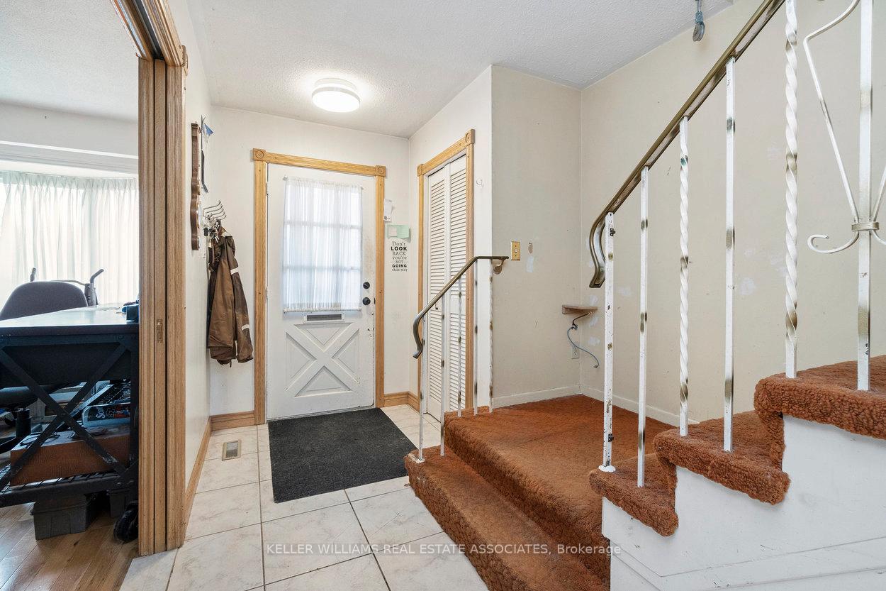 Photo 2 of 21 Wright Street, Brampton, Brampton North — HOMEH