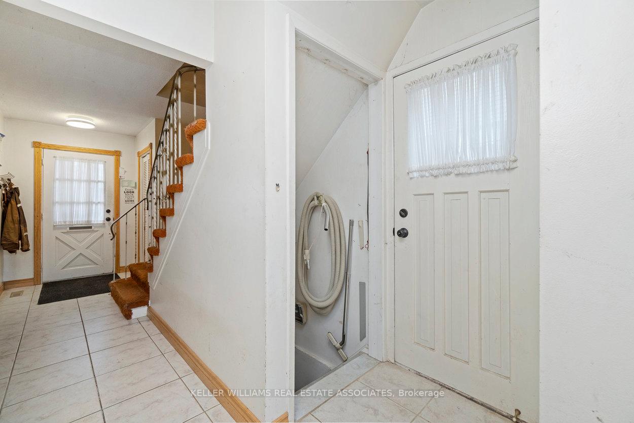 Photo 17 of 21 Wright Street, Brampton, Brampton North — HOMEH