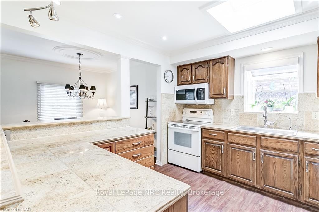 Photo 11 of 33 Cambria Drive, St. Catharines, Port Dalhousie — HOMEH