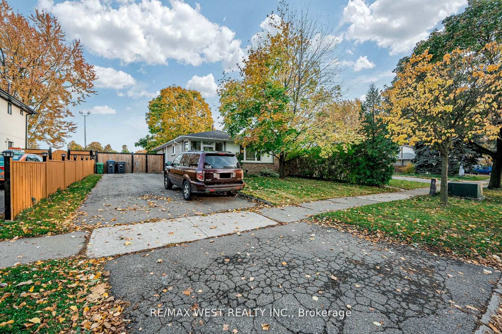 Photo 3 of 33 Herkley Drive, Brampton, Madoc — HOMEH