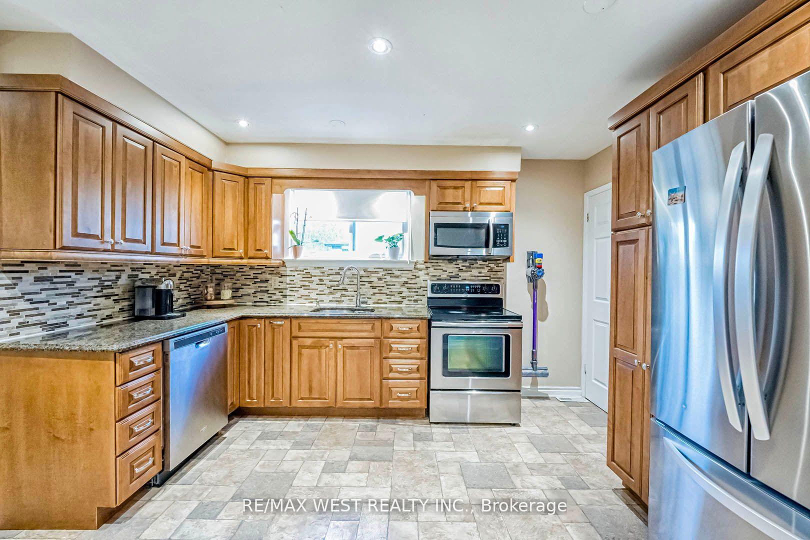 Photo 12 of 33 Herkley Drive, Brampton, Madoc — HOMEH