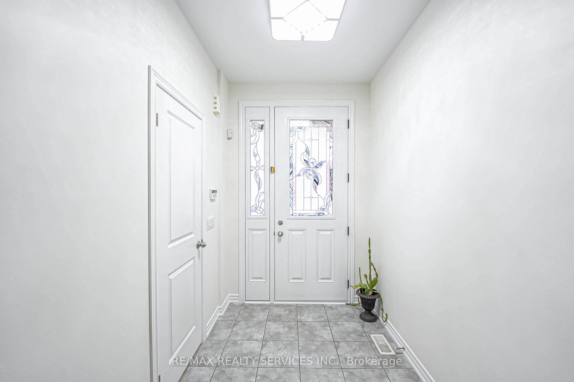 Photo 5 of 62 Hogan Manor Drive, Brampton, Northwest Brampton — HOMEH