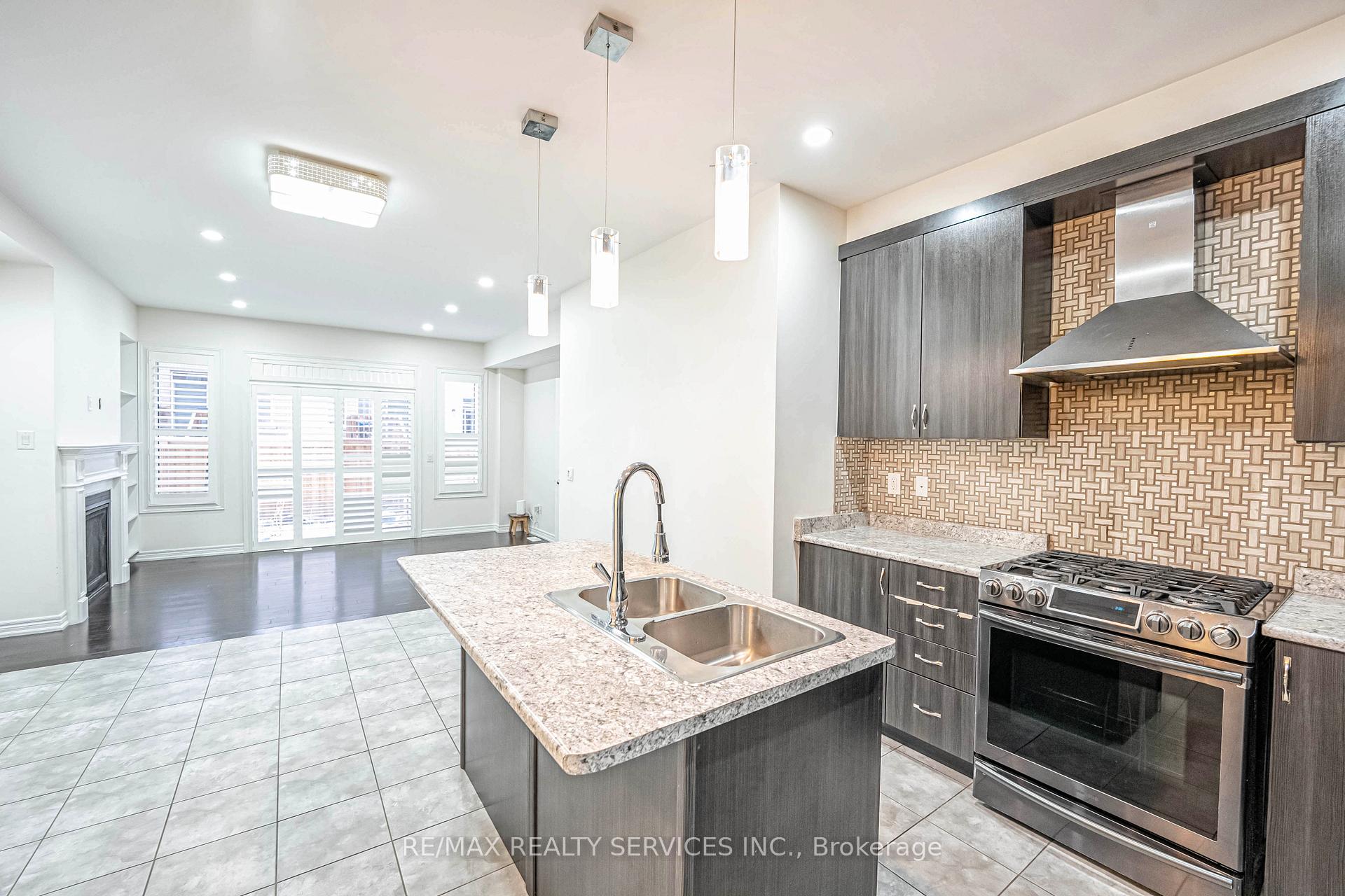 Photo 8 of 62 Hogan Manor Drive, Brampton, Northwest Brampton — HOMEH