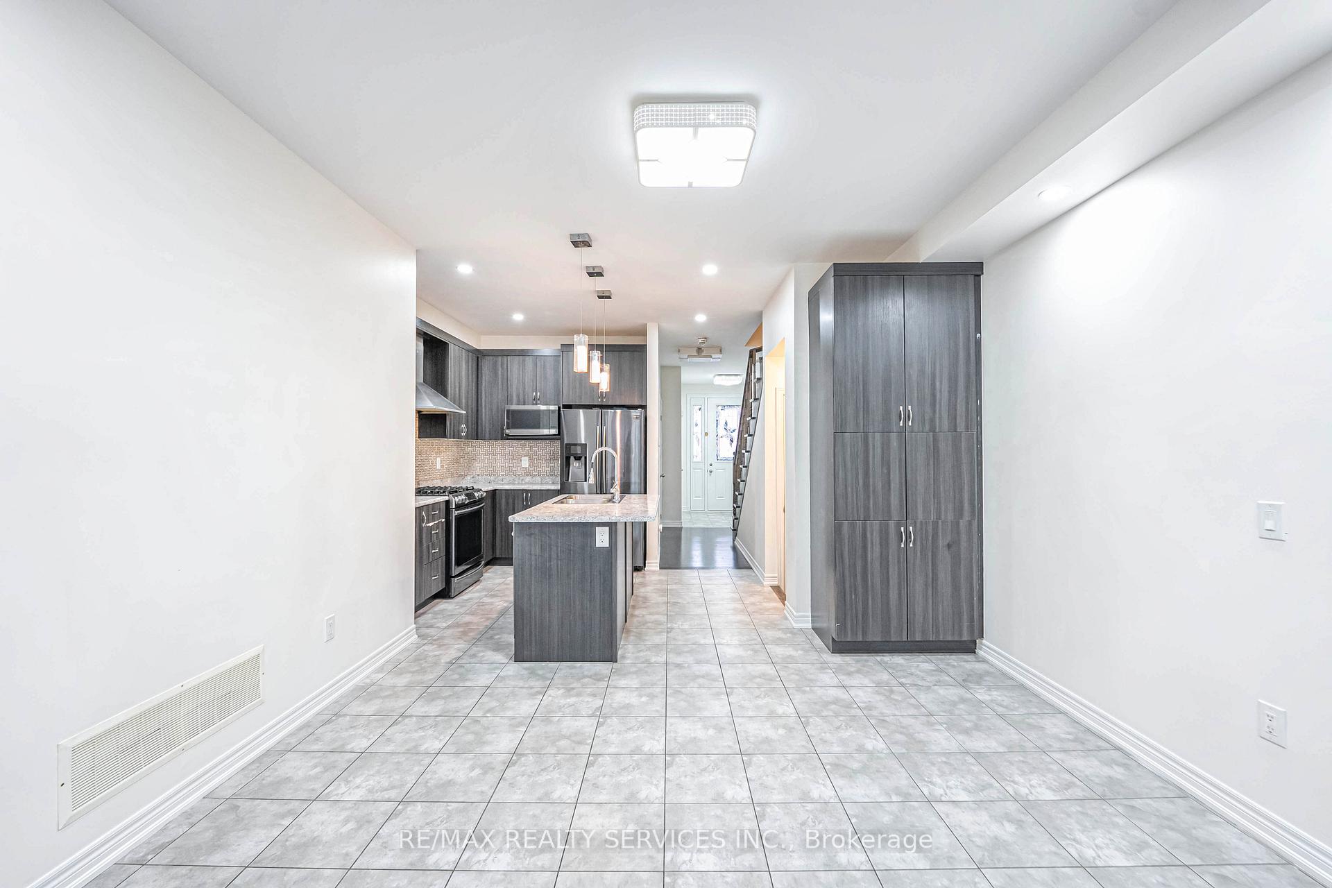 Photo 16 of 62 Hogan Manor Drive, Brampton, Northwest Brampton — HOMEH