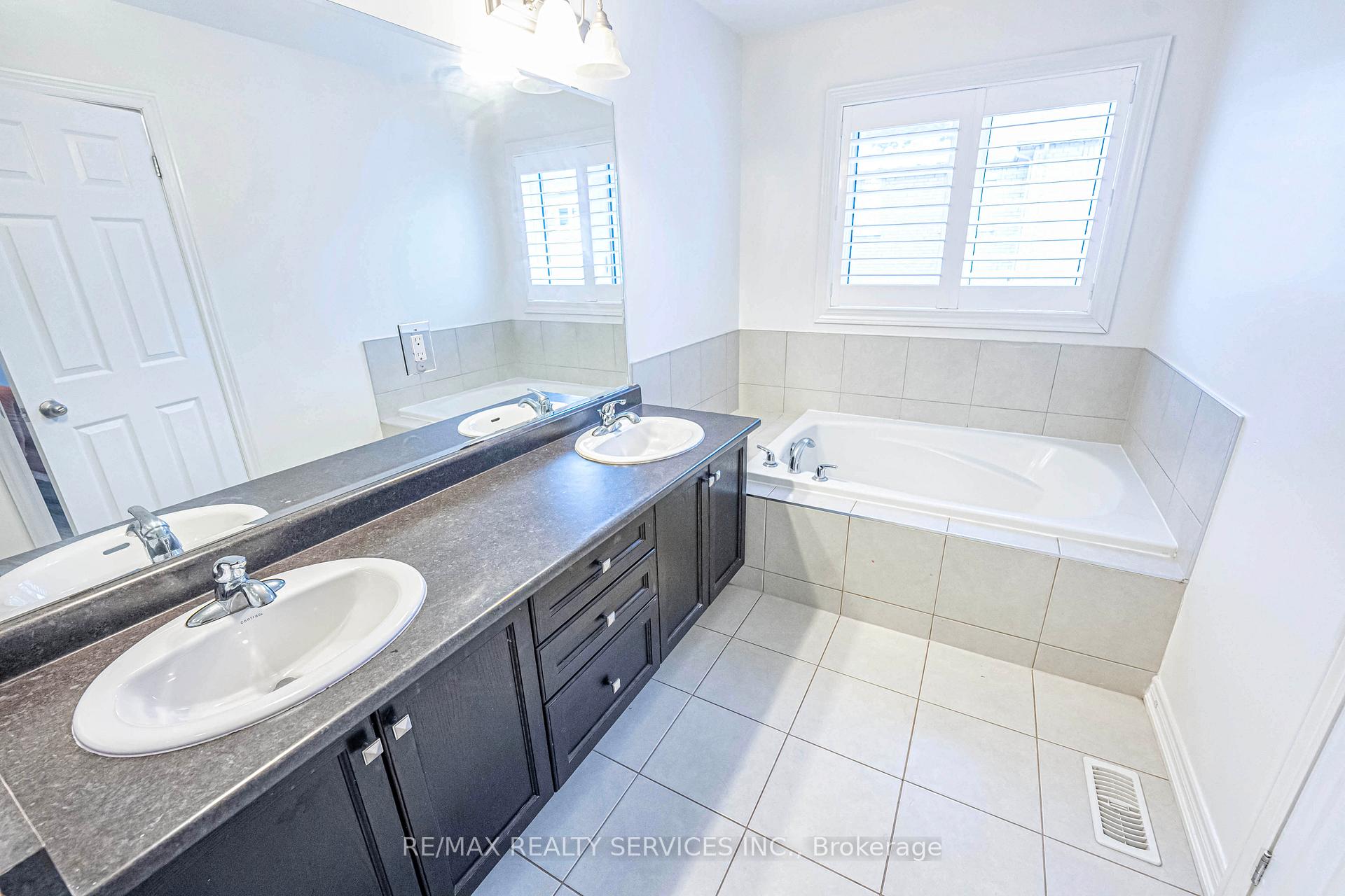 Photo 28 of 62 Hogan Manor Drive, Brampton, Northwest Brampton — HOMEH