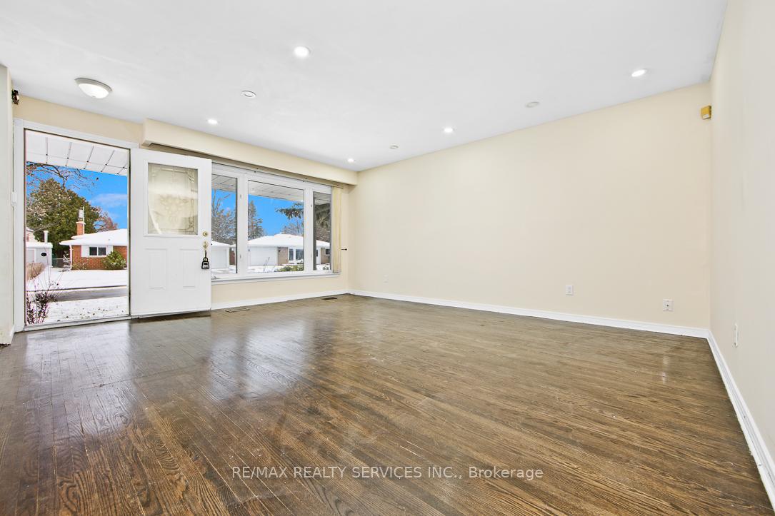 Photo 3 of 58 Watson Crescent, Brampton, Brampton East — HOMEH