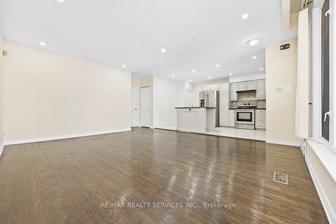 Photo 4 of 58 Watson Crescent, Brampton, Brampton East — HOMEH