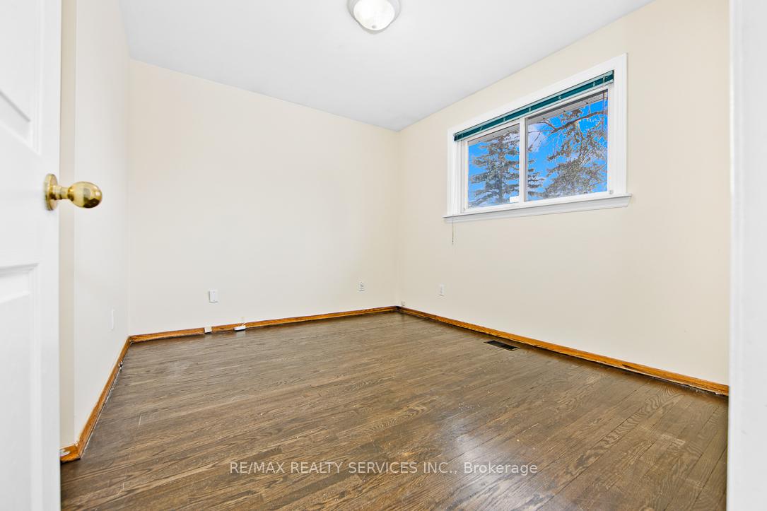 Photo 9 of 58 Watson Crescent, Brampton, Brampton East — HOMEH