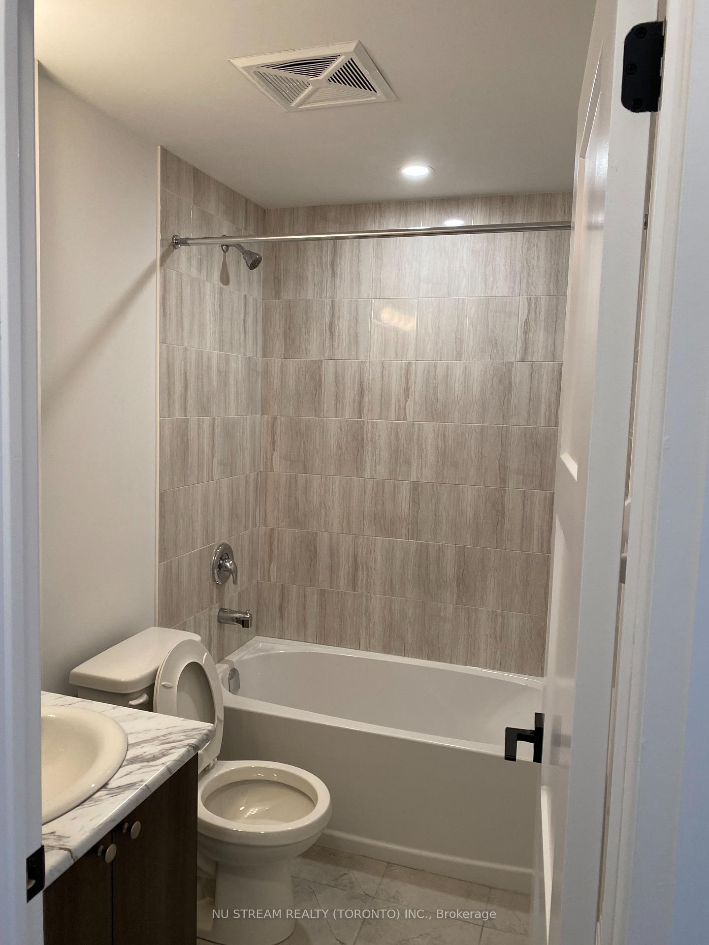 Photo 4 of Unit 210, 15 Kneeshaw Drive, Barrie, Rural Barrie Southeast — HOMEH