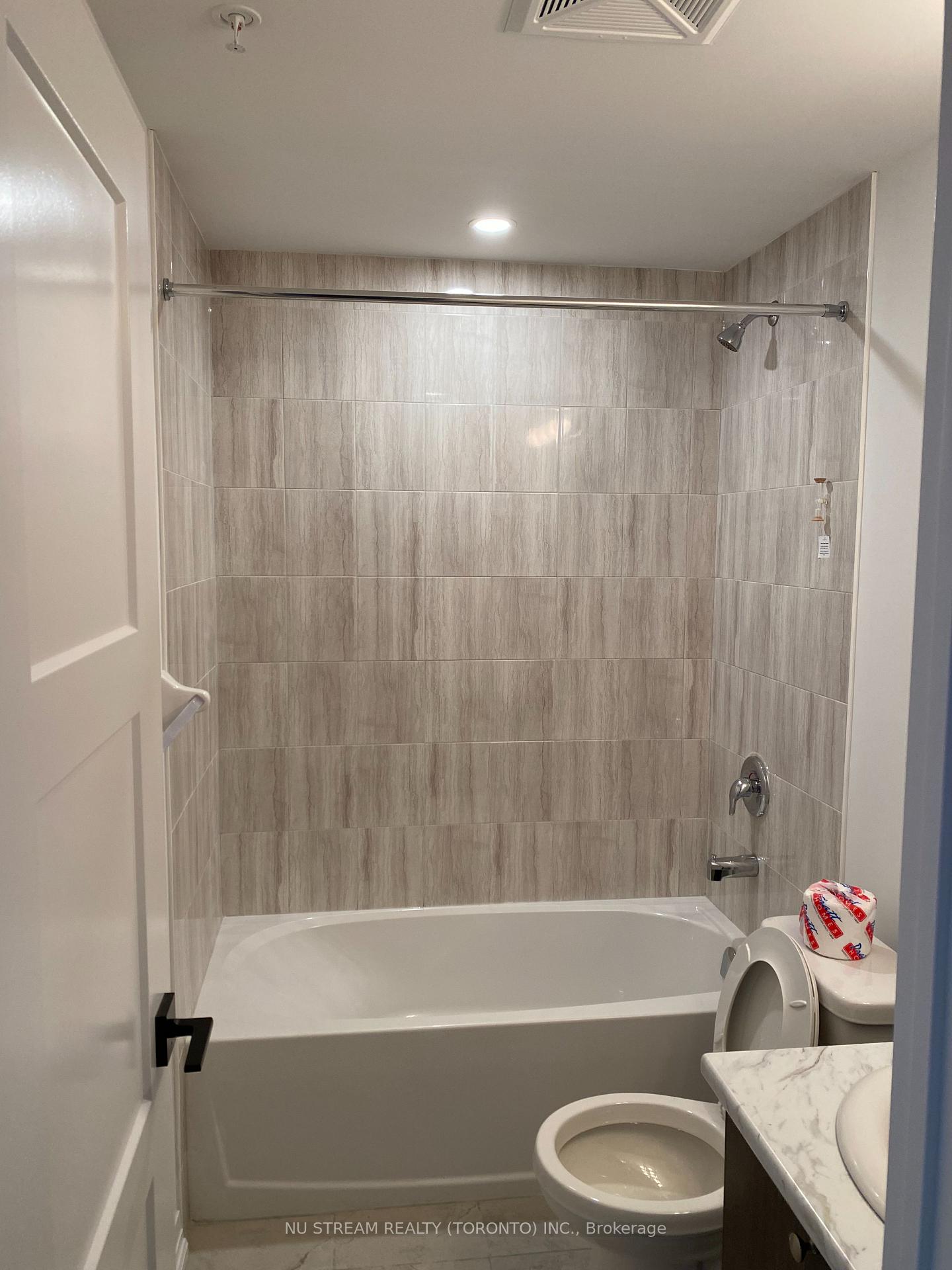 Photo 5 of Unit 210, 15 Kneeshaw Drive, Barrie, Rural Barrie Southeast — HOMEH