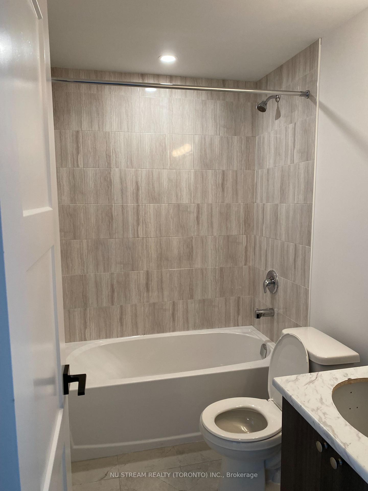 Photo 9 of Unit 210, 15 Kneeshaw Drive, Barrie, Rural Barrie Southeast — HOMEH