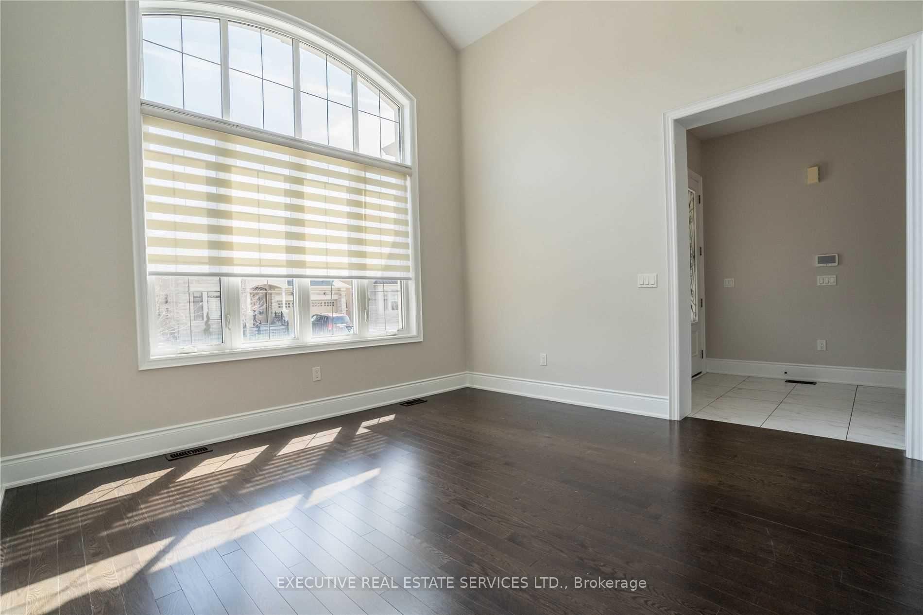 Photo 4 of 48 Foothills Crescent, Brampton, Toronto Gore Rural Estate — HOMEH