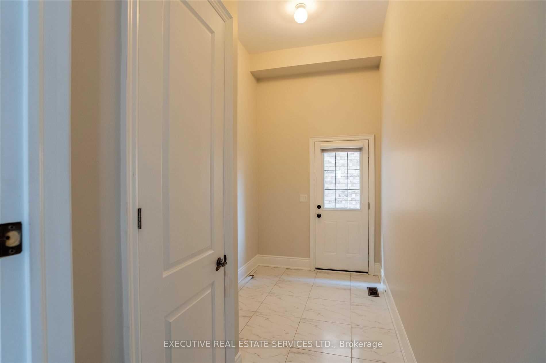 Photo 11 of 48 Foothills Crescent, Brampton, Toronto Gore Rural Estate — HOMEH