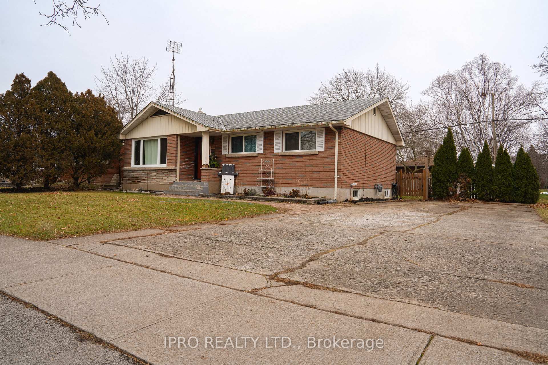 Front of 424 Bunting Road W