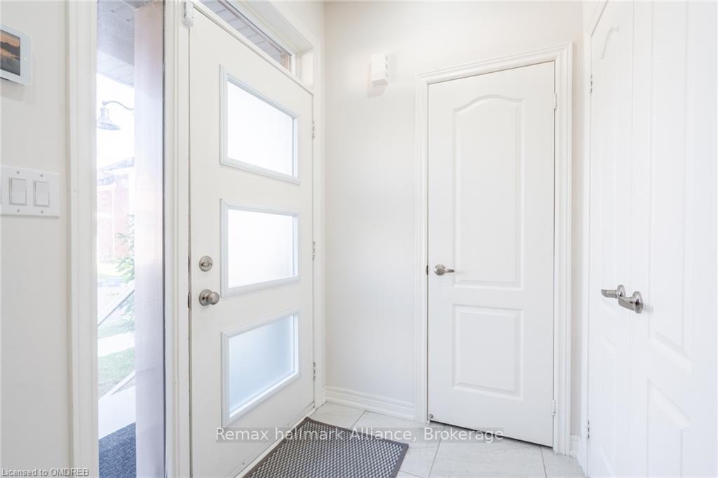 Photo 4 of 20 Westfield Crescent, Hamilton, Waterdown — HOMEH