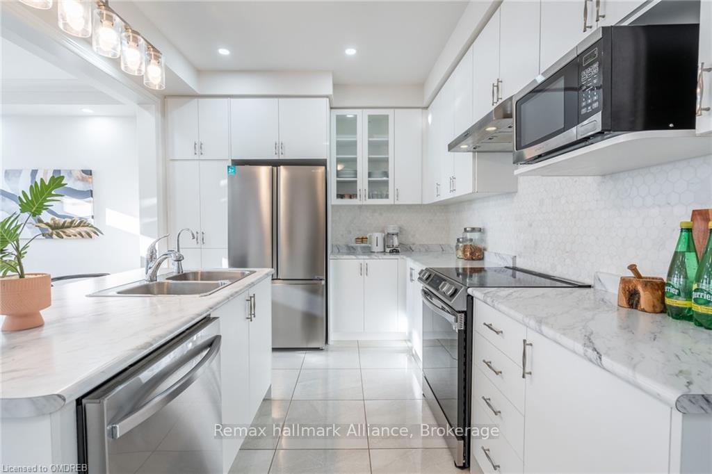 Photo 17 of 20 Westfield Crescent, Hamilton, Waterdown — HOMEH