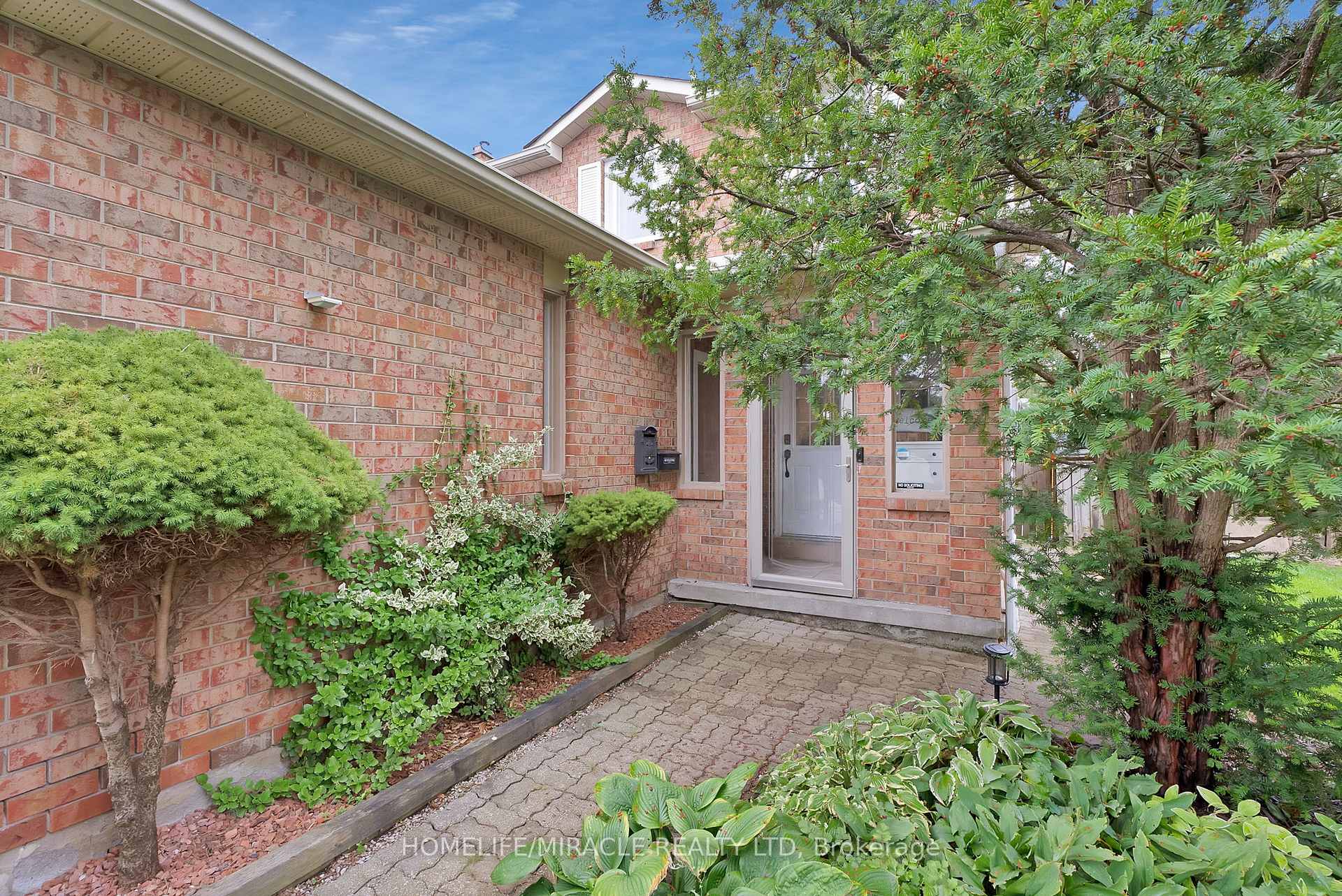 Photo 3 of 36 Driftwood Crescent, Brampton, Heart Lake East — HOMEH