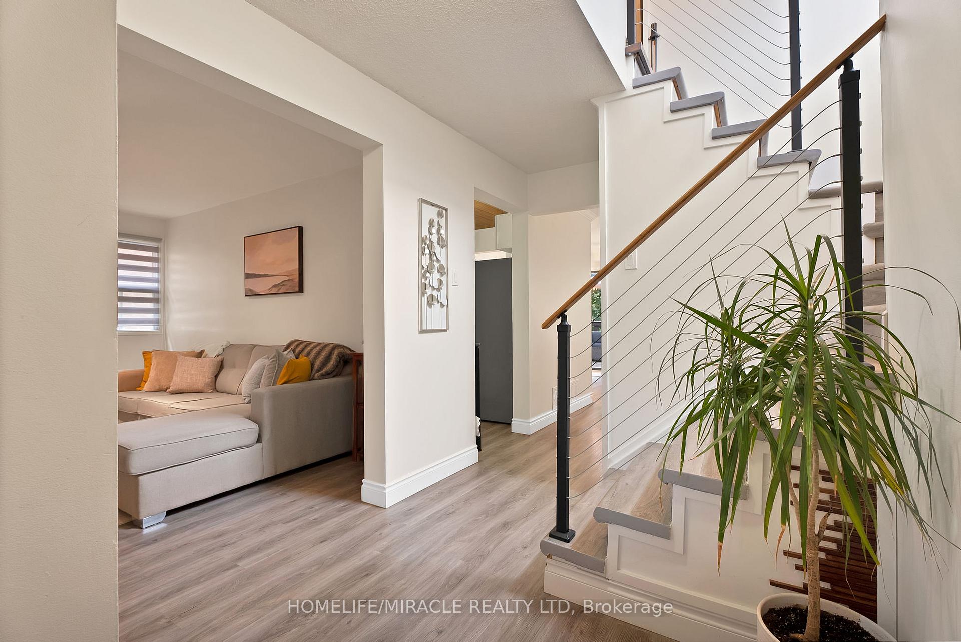 Photo 4 of 36 Driftwood Crescent, Brampton, Heart Lake East — HOMEH