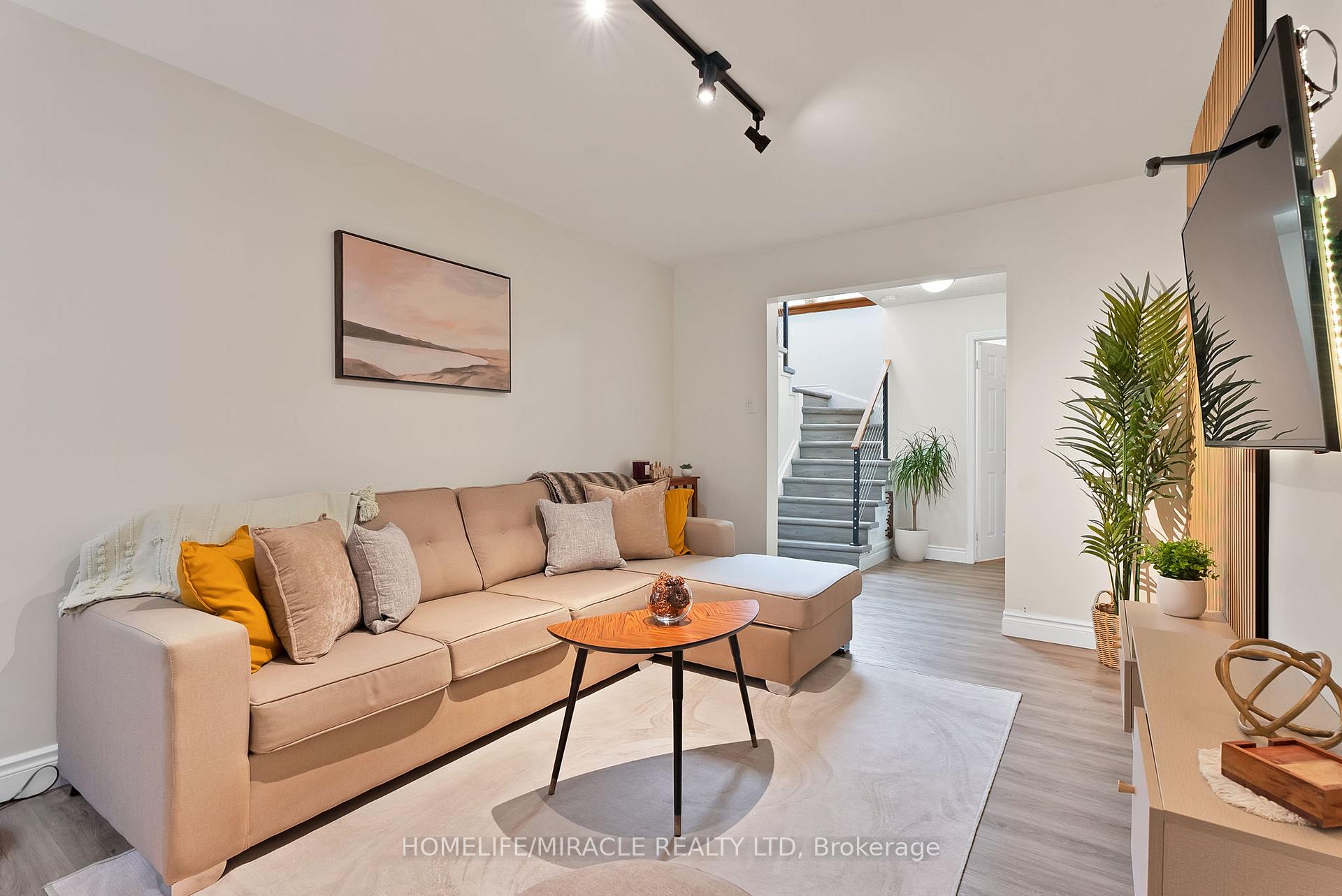 Photo 8 of 36 Driftwood Crescent, Brampton, Heart Lake East — HOMEH