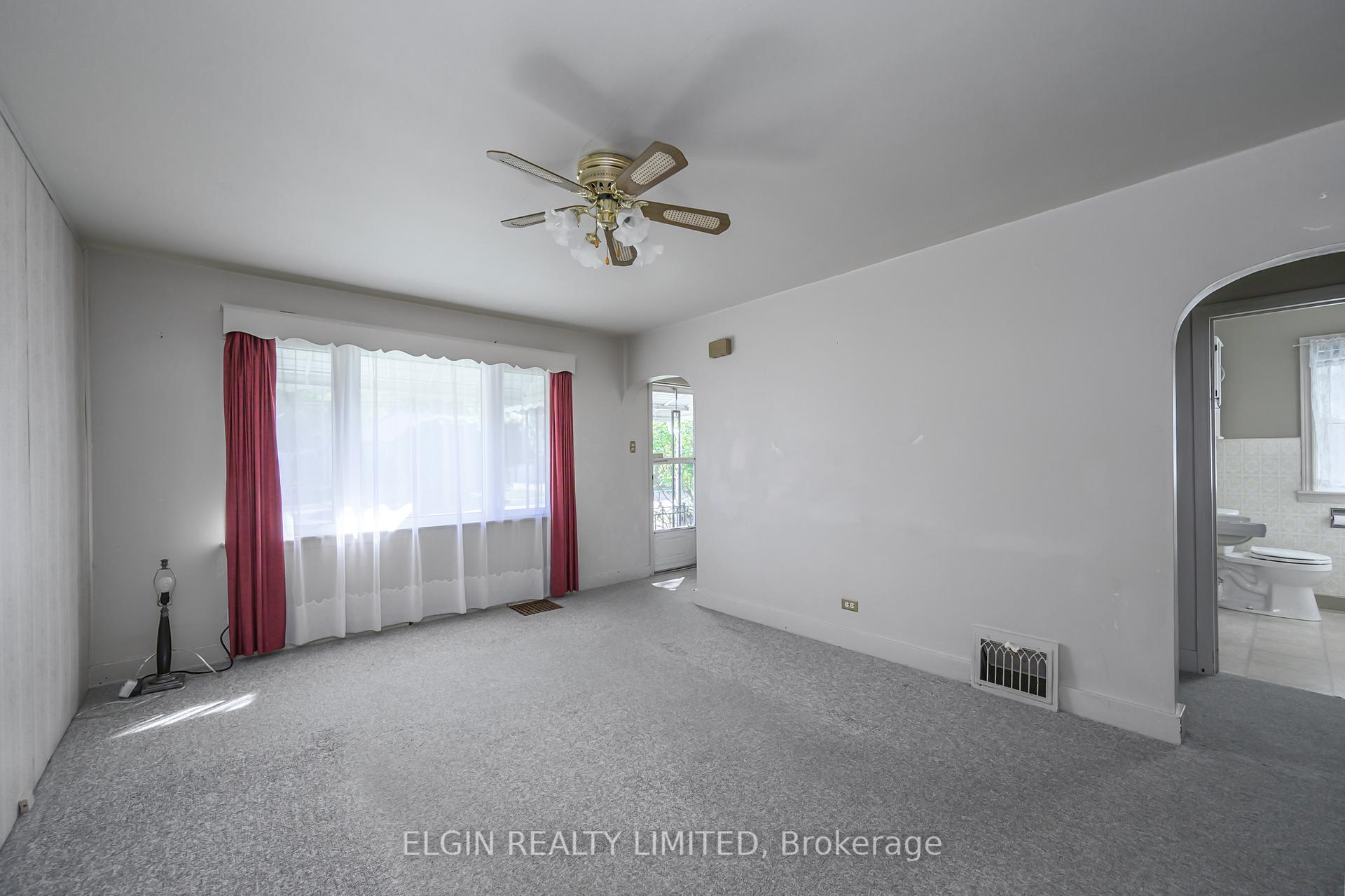 Photo 3 of 35 First Avenue, St. Thomas — HOMEH