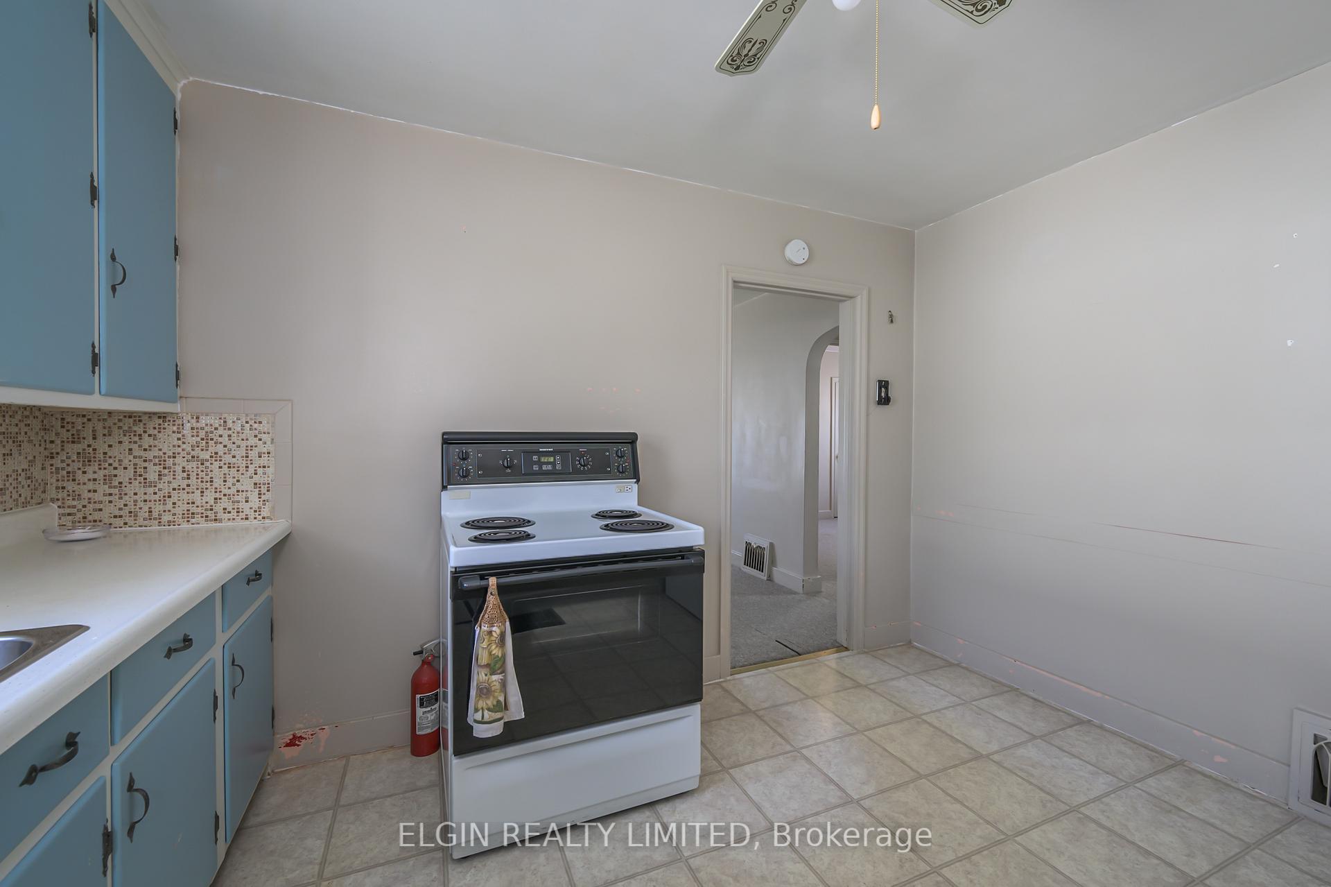 Photo 6 of 35 First Avenue, St. Thomas — HOMEH