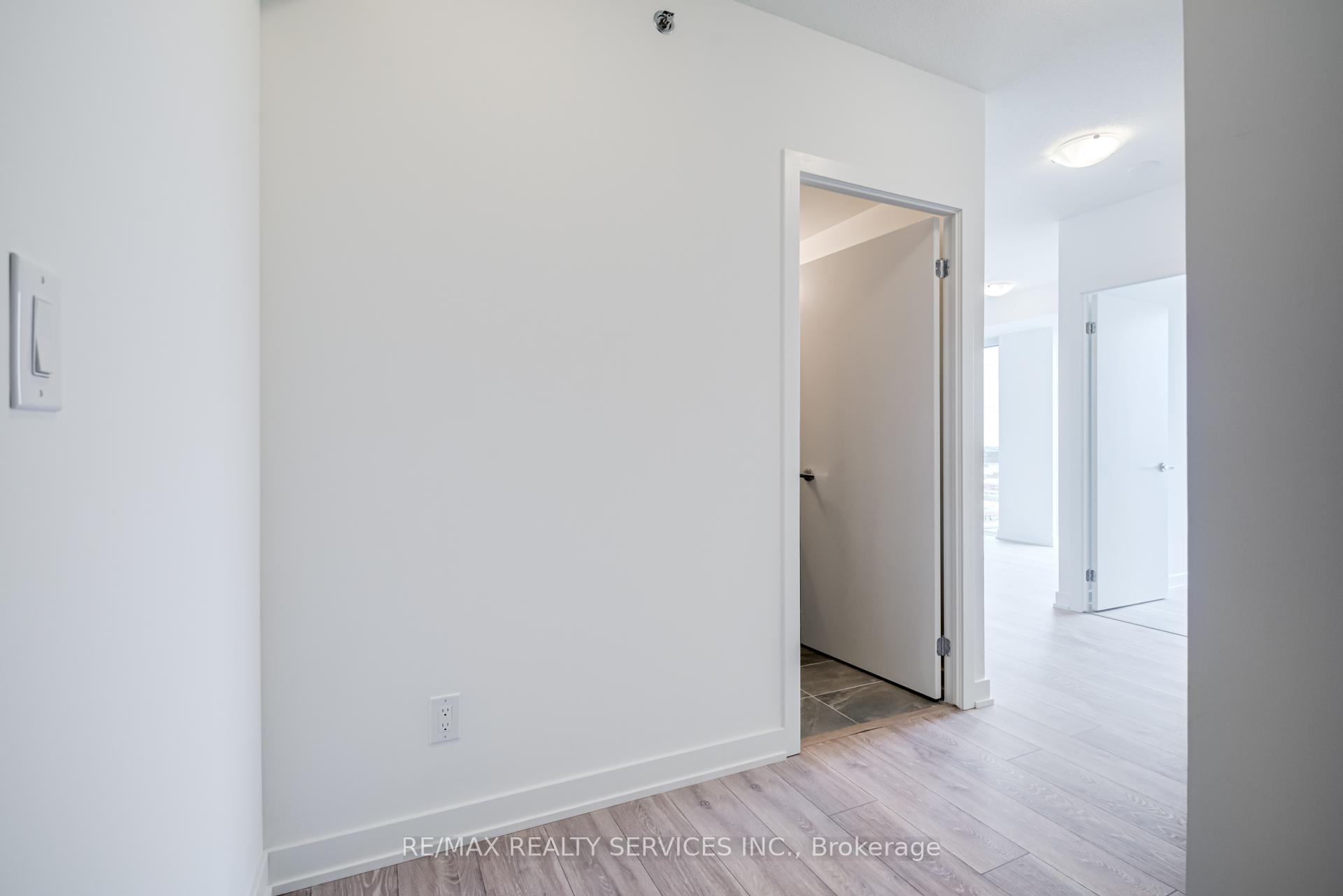 Photo 5 of Unit B813, 3200 Dakota Common, Burlington, Alton — HOMEH